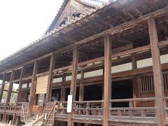 豊国神社は厳島神社本殿入口そばの小高い丘にあります。