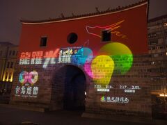 ※台北ランタンフェスティバル

承恩門に映し出されたプロジェクションマッピング
2024年のテーマ、龍躍光城が映し出されてた