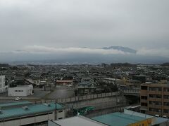 4月16日朝
天気予報通り曇りのち雨そうですね！浅間山の山頂のみ見えます
ベッドから雲の動きを眺めているのも良いですね！

朝食を終えて部屋に戻ると青空も！出かけよう(^^)