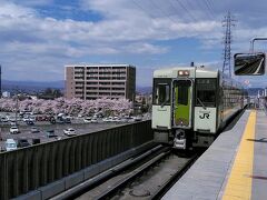 小海線の佐久平駅です、電車の横に見える桜並木が昨日訪問した桜並木です