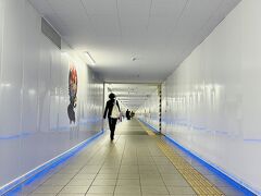 在来線と東京モノレールを乗り継いで羽田空港へ、間違えてT2までいく、工事中の仮設通路？を歩いて戻る