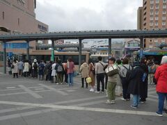 朝9時ともなると、駅前のバス乗り場には列車や高速バスから降りた花見客（殆どが外国人）でいっぱい。まるで京都駅前状態です。
みんな100円バスで弘前公園へと向かってゆきます。