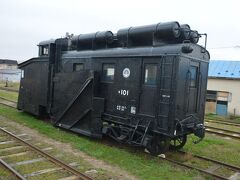 津軽五所川原の駅構内には珍しいものが陳列されています。
1933年に鉄道省大宮工場で製造されたラッセル車で、残された数少ない戦前型の雪かき車です。
冬になると、ディーゼル機関車に押されて出動します。
