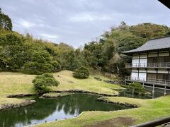 建長寺の庭園
方丈は総門と同じく今はありませんが京都の般舟院（はんじゅういん）から移築されたもの
しばし椅子に腰掛けてゆっくりと眺め・・後ろの方にも桜の木があればもっと綺麗かなあ
