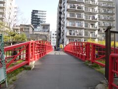 洲崎神社のすぐ近くに「新田橋」があります。大横川に架かる橋です。橋に続く道には石段があり、自転車も渡ることが出来ず歩行者専用の橋です。赤い欄干が印象的な小ぢんまりとした橋ですが、駅のすぐ南というロケーションから、通学や通勤に通る方が多いのに驚きました。
