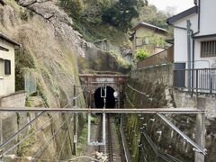 成就院からほど近くの極楽寺に行きます。
途中江ノ電の線路、江ノ電のトンネルはここだけだそうで、当初からのトンネルだそうですよ。