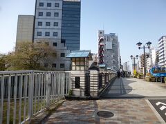 清澄通りが大横川と交差する箇所に「黒船橋」が架かります。橋長約30メートル、竣工は1926年と100年近く前の歴史ある橋で、現在は交通の要所としての役割が大きいです。大横川の周囲には多くの桜の木が植えられており、是非桜が満開の時期に再訪したいと思っています。