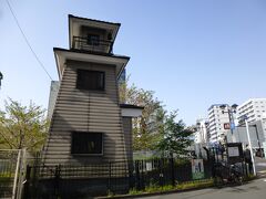 黒船橋の北東詰めに「門前仲町の火の見櫓」があります。こちらの火の見櫓は平成14年に建てられた新しいもので、かつて富岡八幡宮の一の鳥居近辺にあったものを模して造られたようです。鉄骨造りですが、一見木造のようにも見え、それなりの風情を感じさせます。