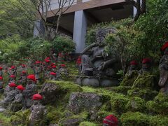 苔むす中に佇む地蔵さん達