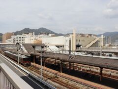 呉駅に到着です。
江田島は島なので、船着き場から高速船やフェリーでの移動になります。