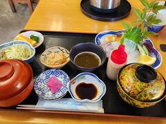 昼食にイカ刺を食べました。これに煮魚がついて2000円