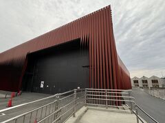 そのすぐ前にあるのが、ねぶたの家ワ・ラッセ（ねぶたミュージアム）です。
設計は、カナダのバンクーバーに拠点を置くモロデザイン。
青森県で開催された国際建築コンクールの設計部門で優勝を果たし、その名が世界的に知られるようになりました。
このワ・ラッセはお祭りだけでなく、建築の面でも興味深い施設ですよ。