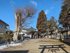 福田パンを味わった後、「三ツ石神社」に行きました。

昔この地方に「羅刹鬼」という悪い鬼が住んでいて悪事の限りを尽くしていました。困った住民が、こちらの「三ツ石の神」にお祈りしたところ、羅刹鬼を３つの大石に縛りつけました。鬼は二度と悪さをしないと誓い、証として石に手形を残した伝わっているそうです。それが「岩手」の起源になったとか。諸説あり。