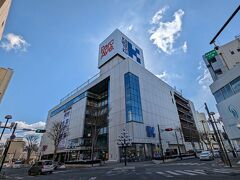 盛岡３大麺（冷麺・じゃじゃ麺・わんこそば）のひとつ盛岡じゃじゃ麺を食べるために「白龍カワトク店」へ。白龍（ぱいろん）は、じゃじゃ麺発祥のお店です。

「パルクアベニュー・カワトク」の地下にお店があります。他店舗に比べると、たぶん少し空いてると思います。