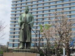 地上へ出ると「大手濠緑地」がありそこには奈良時代末期から平安時代初期にかけての貴族「和気清麻呂」像が建っています。