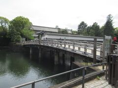そして「平川橋」へ到着です。渡って「皇居東御苑」へと入って行きましょう。そして平川門手前には警備派出所がありますので手荷物を係員の方に見せてくださいね。