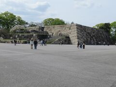 ここが江戸城の「天守台」ですが、1607年（慶長12）に建築され50年後に焼損しました。その後は再建することなく城下の復興を優先されたようです。庶民あってのお殿様ですからね。。。