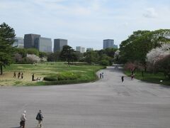 「天守台」から眺める風景で本丸で芝生が広くお散歩しやすい散歩道になっています。