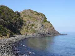 名勝「芥屋の大門」。日本最大の玄武岩洞で高さは64メートル、奥行きは90メートルもあります。観光船に乗ると正面から望むことが出来ます。
