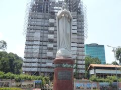 聖母マリア像と修復中のサイゴン大教会