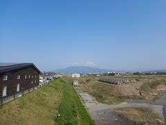 伊豆縦貫自動車道に入り、いつもの道の駅で休憩。
ここからの富士山は雪が付いてるからわかるくらいの見え方。