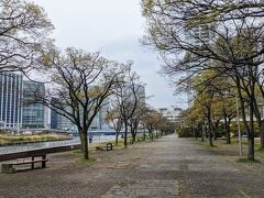 横浜駅北口側の横浜ベイクォーターから散策開始。
横浜ベイクォーターの傍にあるポートサイド公園を通ります。