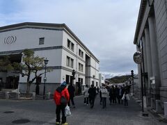 ホテルに荷物預けて美観地区散策開始。
商店街の途中で道間違えてずいぶん遠回りしてしまった。
倉敷公会堂と中国銀行倉敷本町出張所の建物が豪華で素敵。
中国銀行倉敷本町出張所は2022年まで大原美術館新児島館として暫定開館していたらしい。
ヤノベケンジの作品見たかった！