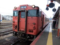 石見空港からバスで最寄りの益田駅に11時に到着。そこの乗り継ぎで2時間待っていよいよ萩へ向かいます。
益田13:12>>山陰本線長門市行き>>東萩14:23