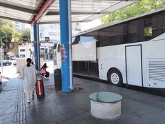 出発の20分前位にバスターミナルに到着。
チケット窓口に行ったら、ここでは取り扱ってないから車内でチケットを買ってとのこと。