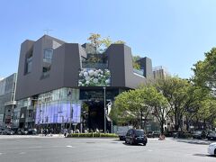 東京・明治神宮前〈原宿〉『Tokyu Plaza Omotesando"Omokado"』

『東急プラザ表参道「オモカド」』の外観の写真。

いつから『東急プラザ表参道原宿』ではなくなったのでしょうwww
「ハラカド」ができたから？

2024年5月3日から5階で『BTS POP-UP : MONOCHROME 
IN TOKYO』が開催されます。