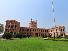 1ブロック先には大統領官邸があります。
警備員に聞いたら外観撮影OKとのこと。

高すぎるポールが撮影には難しい位置にあります・・・。