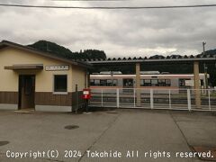 久々野駅

列車交換と特急退避の長時間停車中に駅の外に出てみました。
標高676m、高山本線で最も高い場所に位置する駅です。


久々野駅：https://ja.wikipedia.org/wiki/%E4%B9%85%E3%80%85%E9%87%8E%E9%A7%85