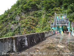 白岩砂防堰堤

高さ108m、落差日本一の砂防堰堤で重要文化財に指定されています。
奥の斜面の中にアンカーやケーブルボルトを埋めて岩盤の崩落対策を施しています。
ここで往路がバス、復路がトロッコの別班と入れ替わってバスに乗車します。


白岩砂防堰堤：https://www.hrr.mlit.go.jp/tateyama/jigyo/shisetsu/shiraiwa.html
白岩砂防堰堤：https://ja.wikipedia.org/wiki/%E7%99%BD%E5%B2%A9%E5%A0%B0%E5%A0%A4
重要文化財：https://bunka.nii.ac.jp/heritages/detail/192113
崩落対策：https://www.hrr.mlit.go.jp/tateyama/jigyo/techno.html