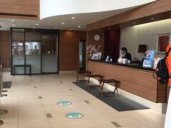 ホテルのフロント。常にコーヒーとリンゴジュースがサービスされていた。