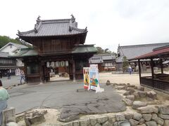 神社の外に出ると，すぐに大願寺というお寺があります．