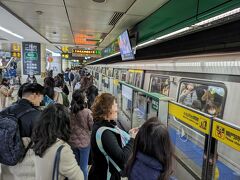 MRT西門站（西門駅）からMRT松山新店線（グリーンライン）に乗り込んで移動します。

今時間はちょうど通勤時間帯らしく、MRTは混雑しています。