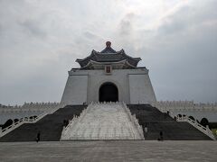 台湾の3大観光名所の一つ、國立中正紀念堂（グォーリジョンジェンジーニェンタン）です。

國立中正紀念堂の「中正」とは、蒋介石の本名に由来します。

台湾の国家元首は「総統」と呼ばれていますが、國立中正紀念堂は、初代総統である蔣介石の業績を記念して、没後5年目の1980年に完成しました。

國立中正紀念堂は、中国の伝統的な宮殿陵墓式が採用され建物で、面積は約1万5千㎡、高さは70m、八角形の屋根は孫文が唱えた八徳「忠、孝、仁、愛、信、義、和、平」を表しています。

また、國立中正紀念堂にある階段を合計で89段あり、蒋介石の享年89を示しているそうです。