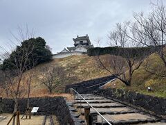 雨で滑りやすくなった道に気をつけて歩きながら向かいました。