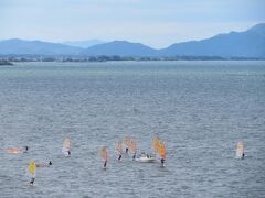 わりと近くまでウィンドーサーフィンがやってきて
８階の部屋風呂では気にならなかったけれど
別棟の大浴場に入っている時はちょっと気になりました