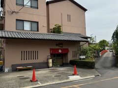 温泉街の散策も一通り済んだので、お宿に♡
御宿 高砂へ。楽天トラベルからご飯が美味しいと口コミがよかったので選びました！
周りの宿と比べるとこじんまりとしていて、全10室くらいかな？金曜日の宿泊でしたが、夫婦や子連れの家族などほどよくにぎわっていました。
入り口、フロントは新しくキレイ！