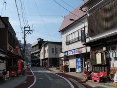 会津柳津駅は高台にあるので町の中心へは坂を下っていきます。
柳津の街並み。
お菓子の名産地でもあり、お菓子屋さんが何軒もありました。
