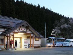 会津坂下駅に戻り再度只見線に乗って只見方面へ。
今日の宿泊地、会津宮下駅へ。
会津宮下町は三島町の中心駅。
駅前からは4方面に向かって4台の地元のバスがとまっていました。