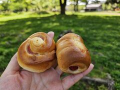 パンを持ってまた1キロちかく走って、駿府城公園まで戻ってきました！
ベンチに座って食べるパンはサイコーにおいしかったです！！＼( 'ω')／