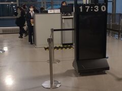 関空が甦ってます
就航便が一気に戻ったのにスタッフが足りないみたいで、
初心者研修かねての対応です
