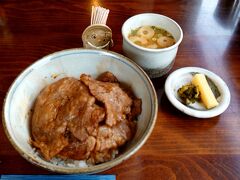 遅めのランチは「陶園」で、近江牛の牛丼を頂きました。
肉のみのシンプルな牛丼。
柔らかくて美味しいのはもちろん、信楽焼の器の手触りと重みがなんとも落ち着くというか。

こちらのお店は２階がギャラリーになっていて、信楽焼を販売しているようです。