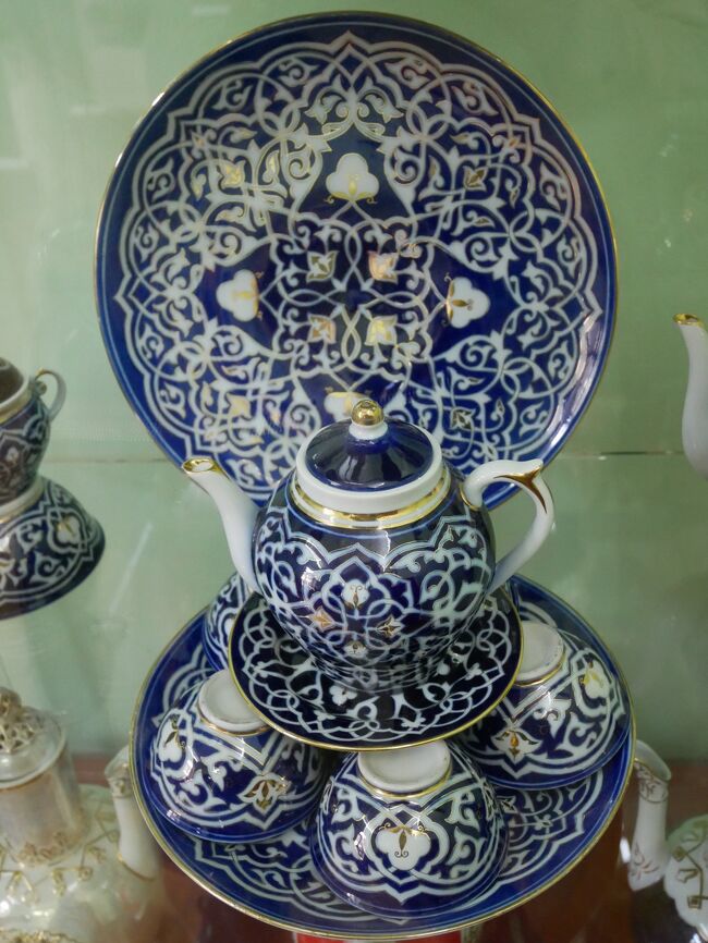 さっきプロフの時に注文したお茶の器を見た時も思ったけどウズベキスタンの茶器のカップは取っ手がない。<br />ポットは西洋風のティーポットだけどカップは取っ手のないアジア風。<br />こういうところも面白い。