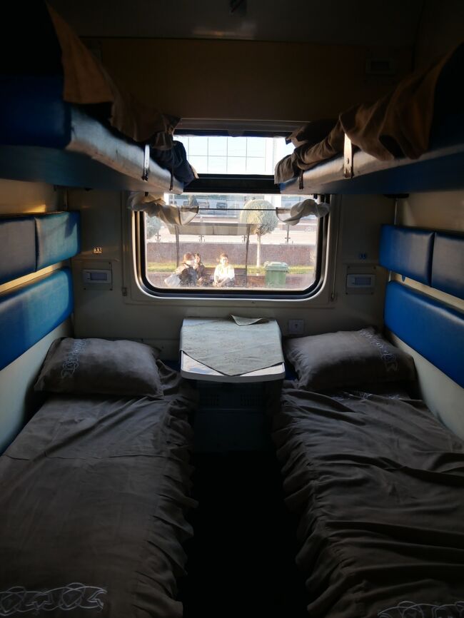 こちらは隣の誰もいなくてまだ比較的綺麗な状態。<br />もう1つ下のカテゴリーだとこの部屋にはなってなくひたすら寝台がこの状態で並んでさらに廊下に当たる部分にも寝台があるという状態。<br />