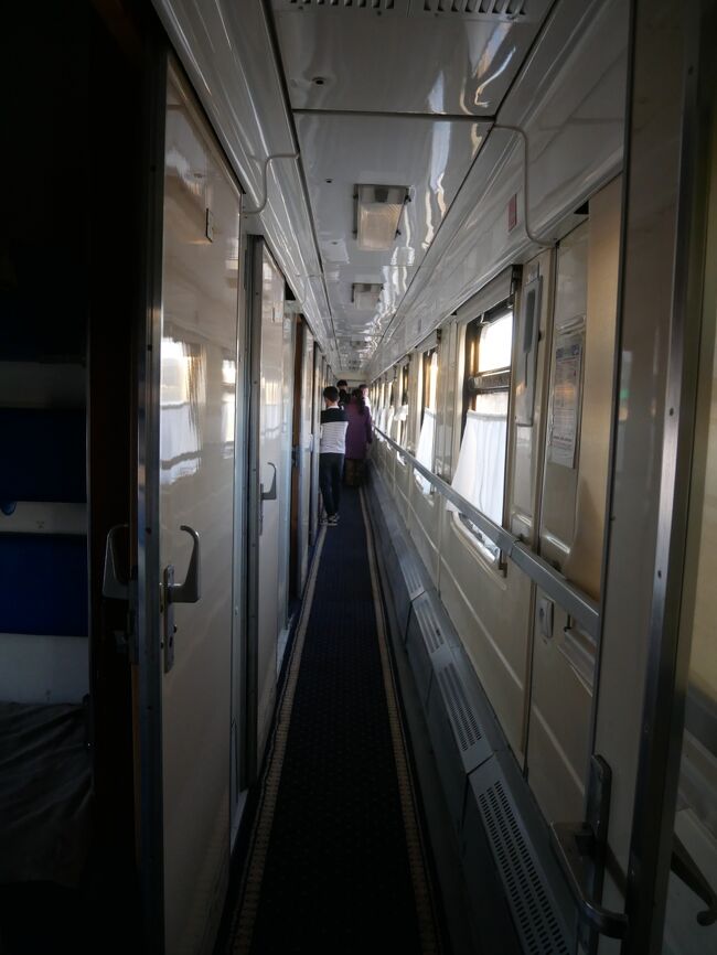 1つ下のカテゴリーだとこの廊下部分も寝台になっている。<br />今回一番不安だったのがこの寝台列車での長距離移動。<br />基本的にタシュケントからヒヴァまでの移動はタシュケントかウルゲンチまで飛行機で移動してそこからタクシーでヒヴァに入る旅行者が多いみたい。<br />そしてヒヴァの鉄道駅が出来たのも比較的最近らしくそれまではウルゲンチまで電車で行っても結局タクシーでヒヴァに向かわないといけなかったみたい。<br />今は電車１本でヒヴァまで行けるようになったので今回利用してみようと思ったんだけど…不安でいっぱい。
