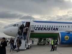 はじめてのウズベキスタン航空
ちょっと年季の入った機体ですが普通に快適な空の旅でした

そして評判の機内安全ビデオ！
これは傑作です！
民族衣装着たシルクロードの旅人が安全説明を体現してくれます
リンク先貼り付けてみましたのでよろしければどうぞ！

ウズベキスタン文化観光局サイト内
https://youtu.be/fRXu70OKNXw

大した遅れもなくブハラ空港に到着しました
飛行機からターミナルへは徒歩で移動です
写真撮りたいな～でも撮っていいのかな～？
と思っていたら
欧米系の観光客と思われる皆さんがバシャバシャ撮り始めて
それでは小ニホン人も撮らせて頂きましょう