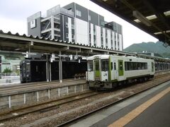 「JR山田線」と、その向こう側に、私たちが
昨日乗った「SL銀河」が停車しています。